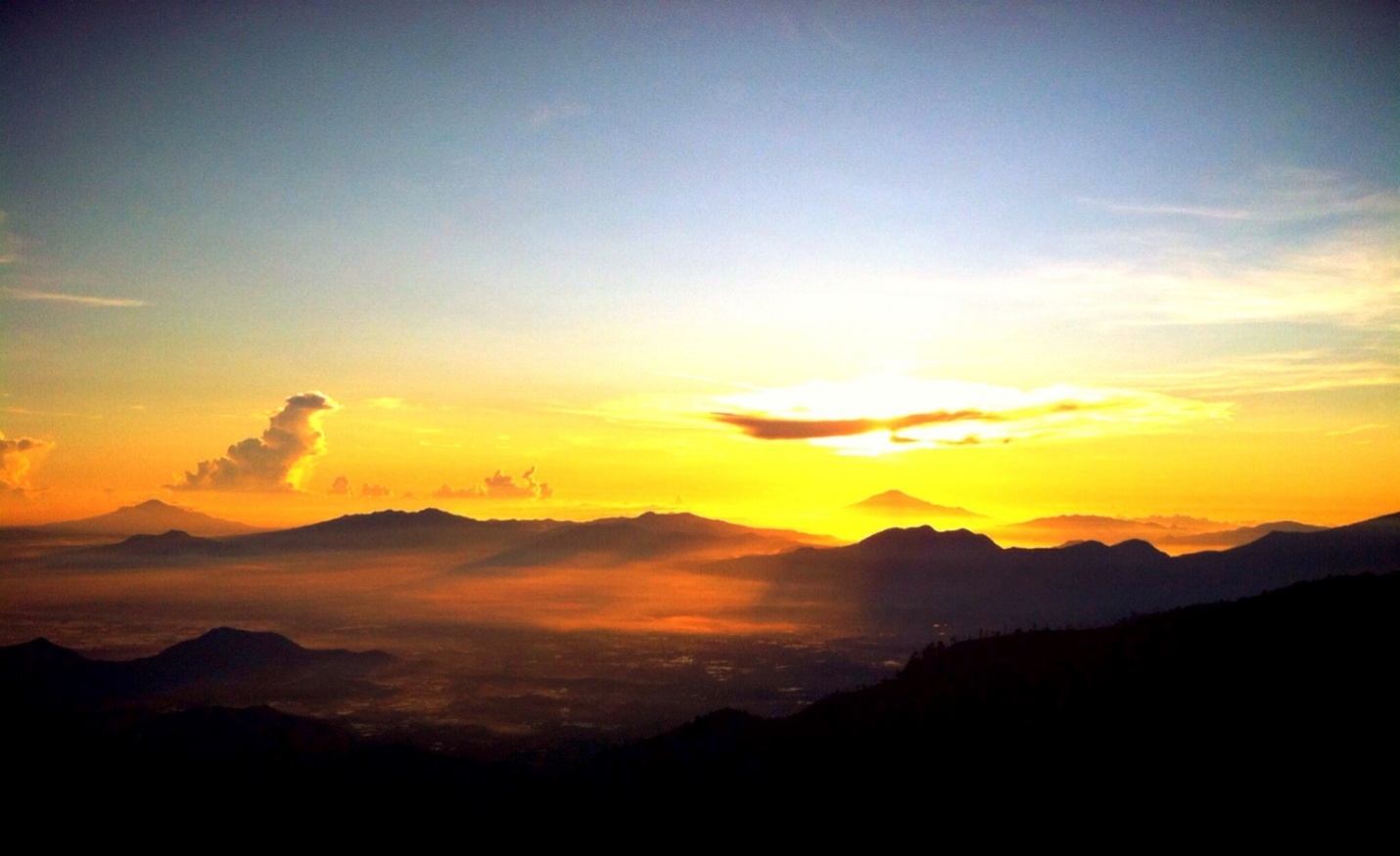 Megah Terang Diatas Mega Gunung Puntang